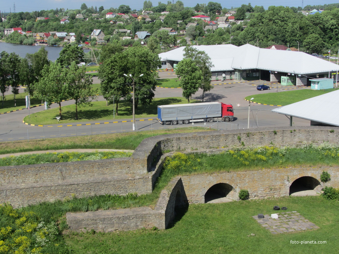 Вид на Ивангород со смотровой площадки ивангородской крепости.