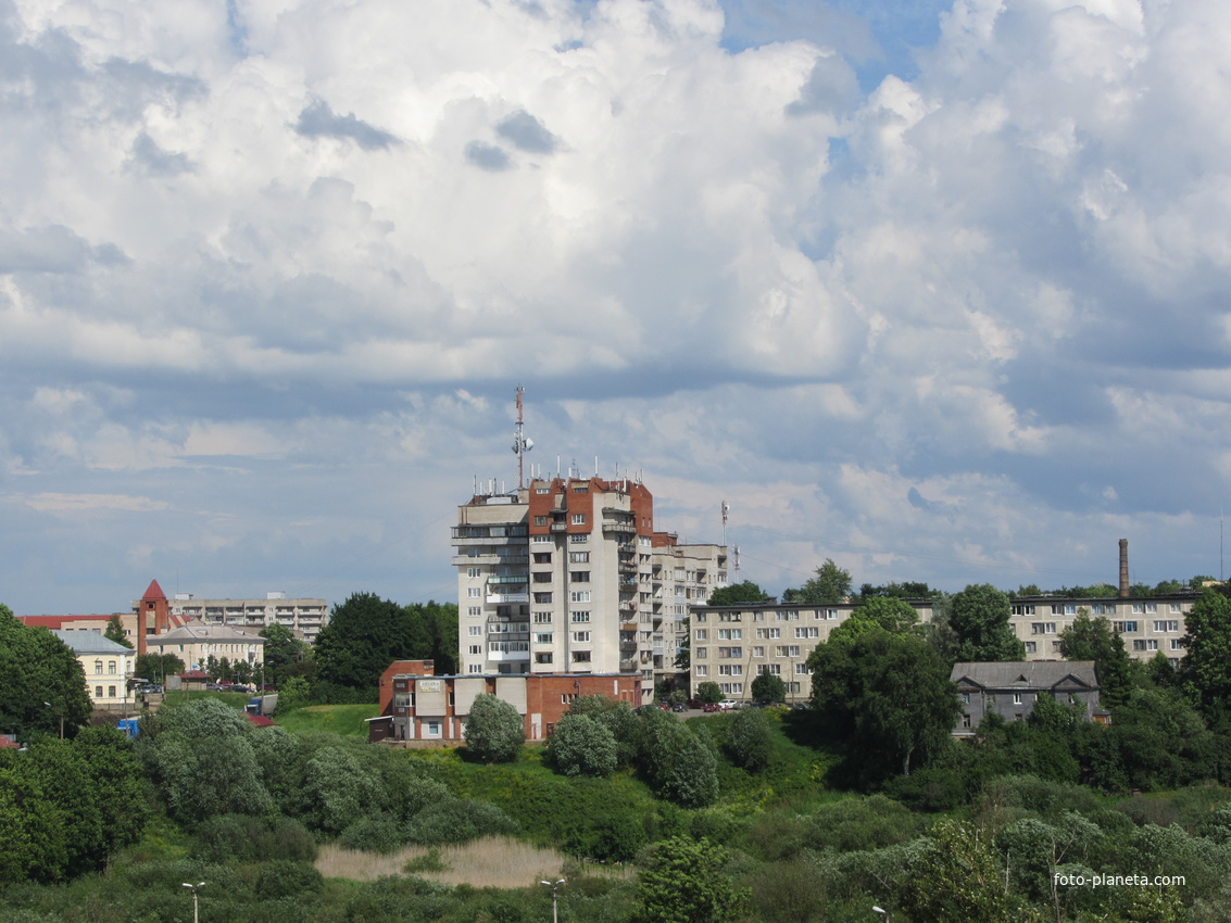 Вид на Ивангород со смотровой площадки ивангородской крепости.