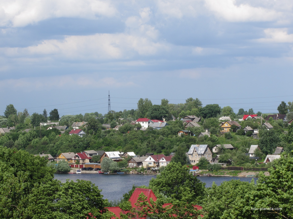 Вид на Ивангород со смотровой площадки ивангородской крепости.