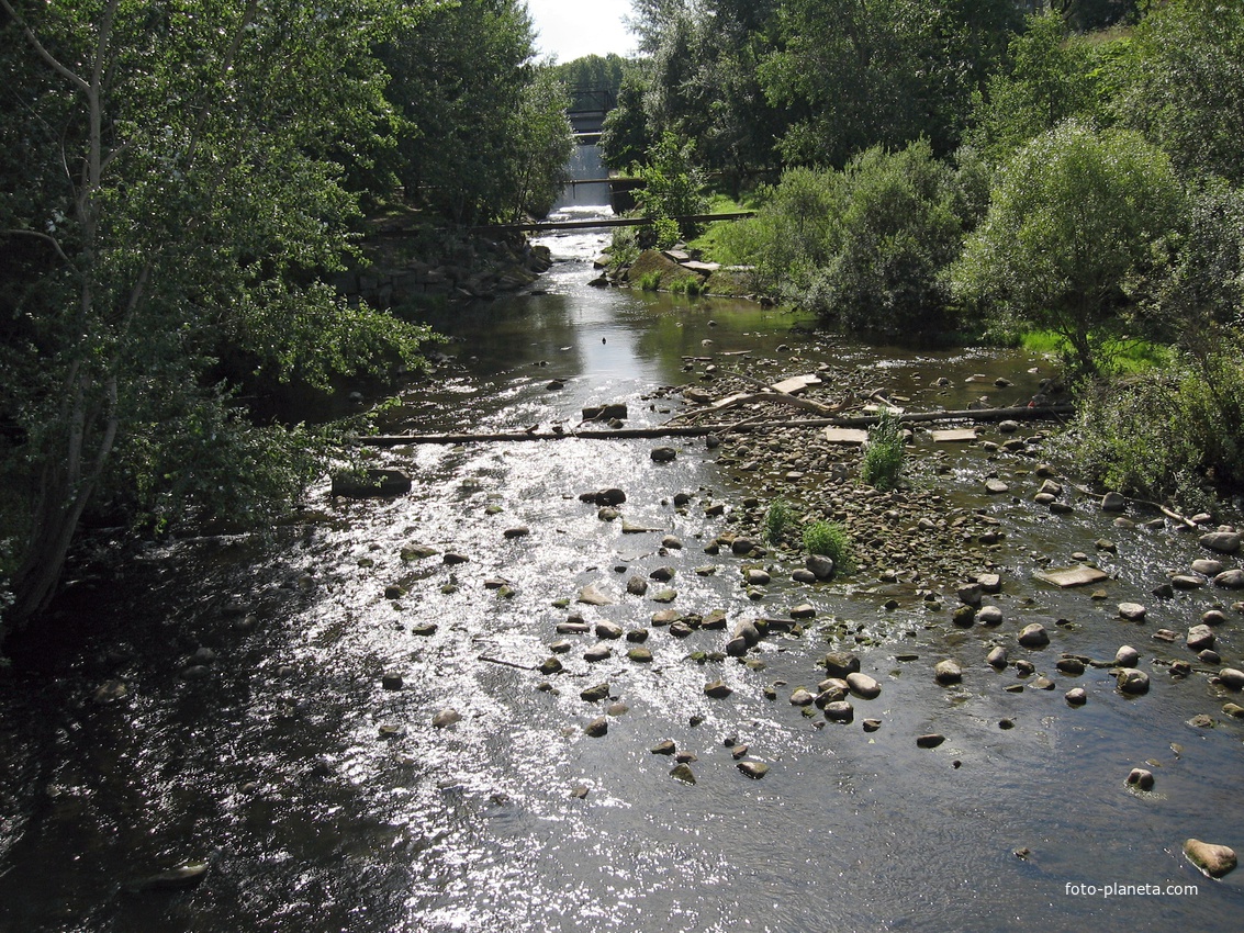 Водопадик между улицами Речной и Пристаной.