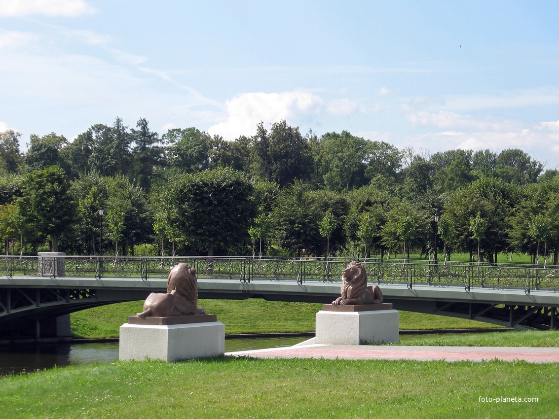 В парке Константиновского дворца