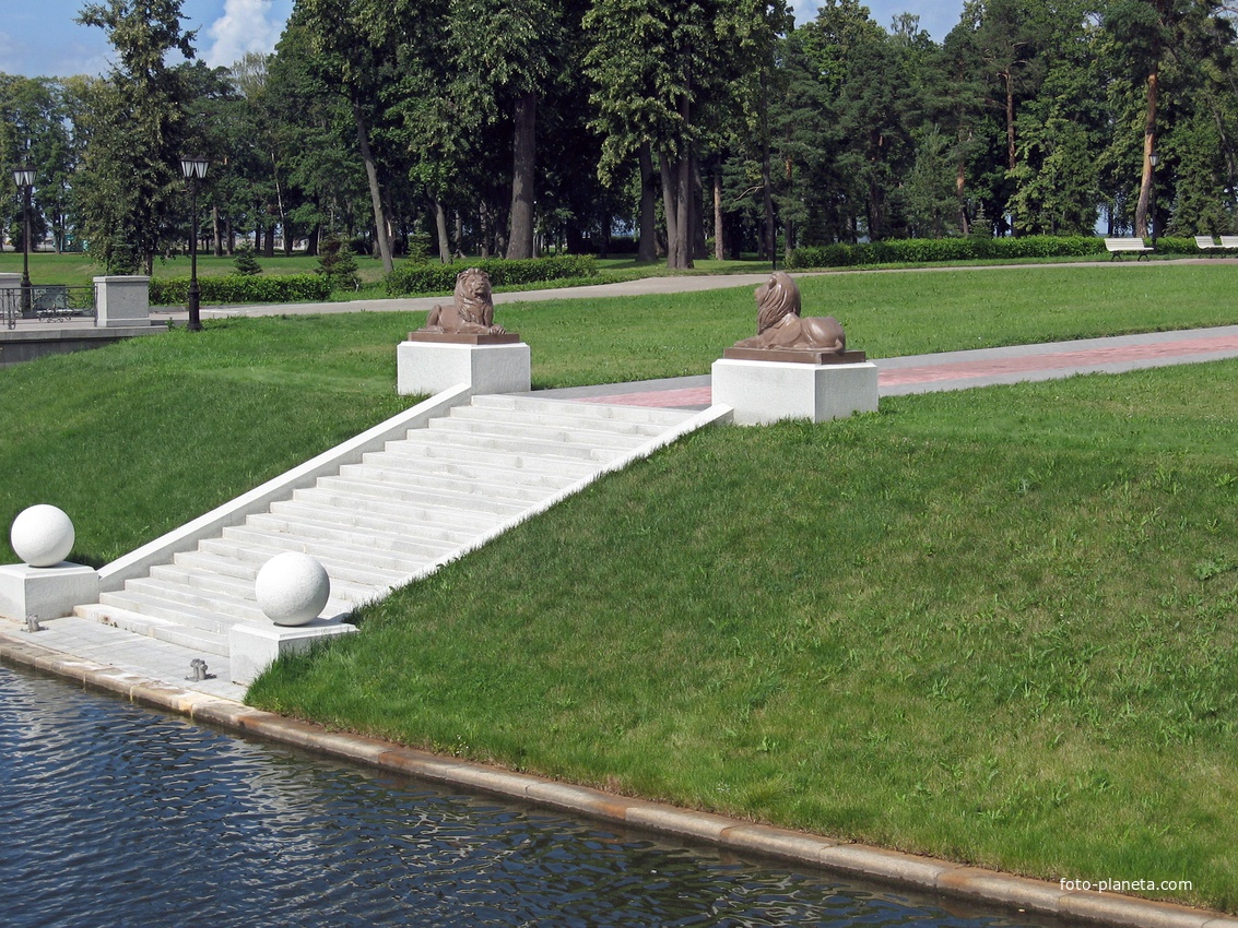 В парке Константиновского дворца