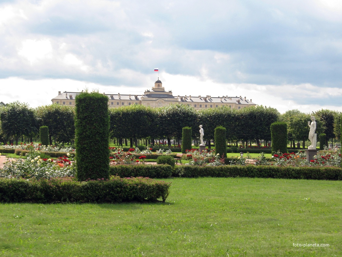 В парке Константиновского дворца