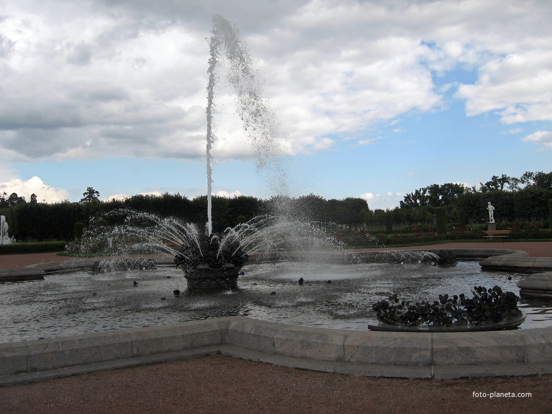 В парке фонтан Розы