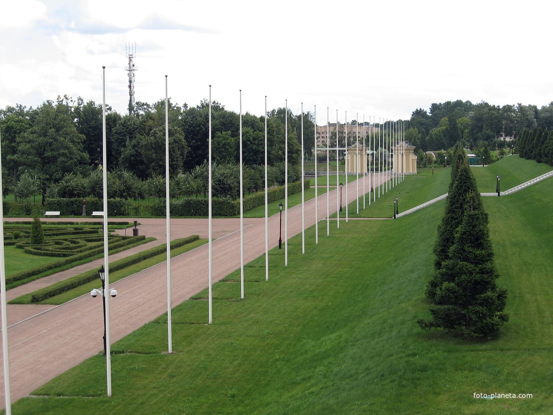 Дорожки в парке Константиновского дворца
