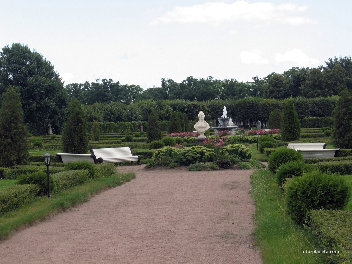 Дорожки в парке Константиновского дворца