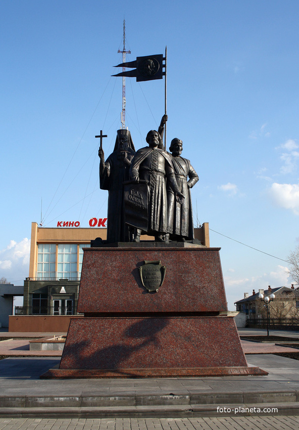 Памятник основателям города на площади у кинотеатра &quot;Октябрь&quot; (старая часть города)
