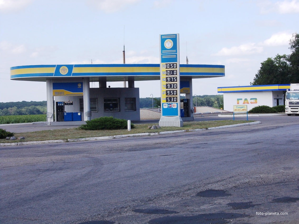 АЗС на автотрассе Симферополь - Харьков около Новой Водолаги.