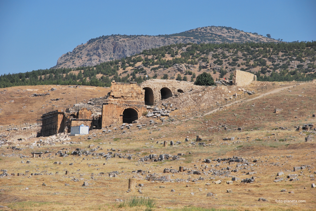 Останки древнего города Hierapolis. Театр