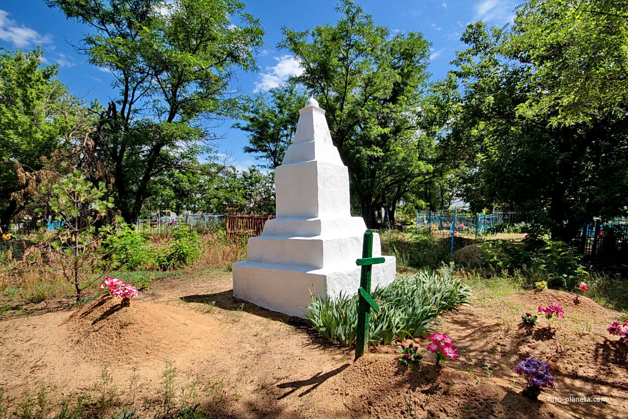 Стела на братской могиле периода Гражданской войны, на кладбище