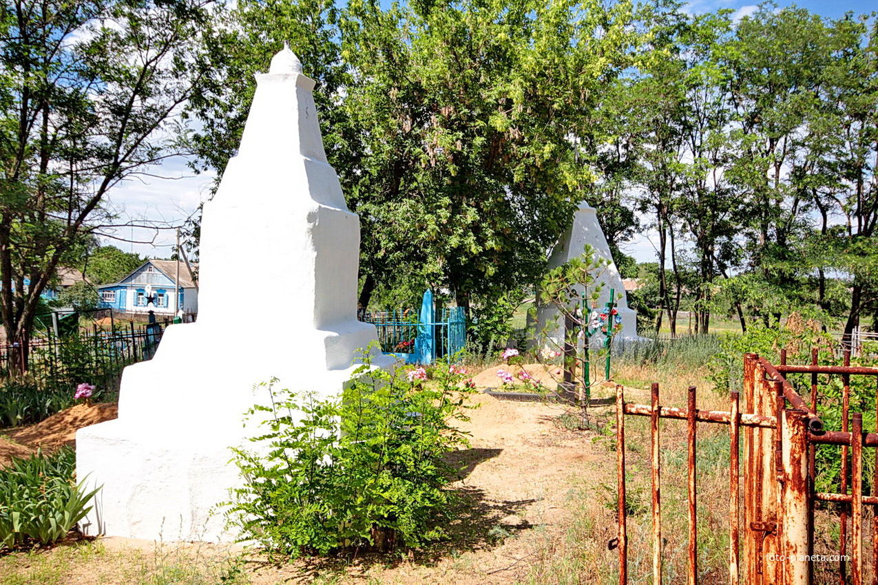 Воинские захоронения на хуторском кладбище