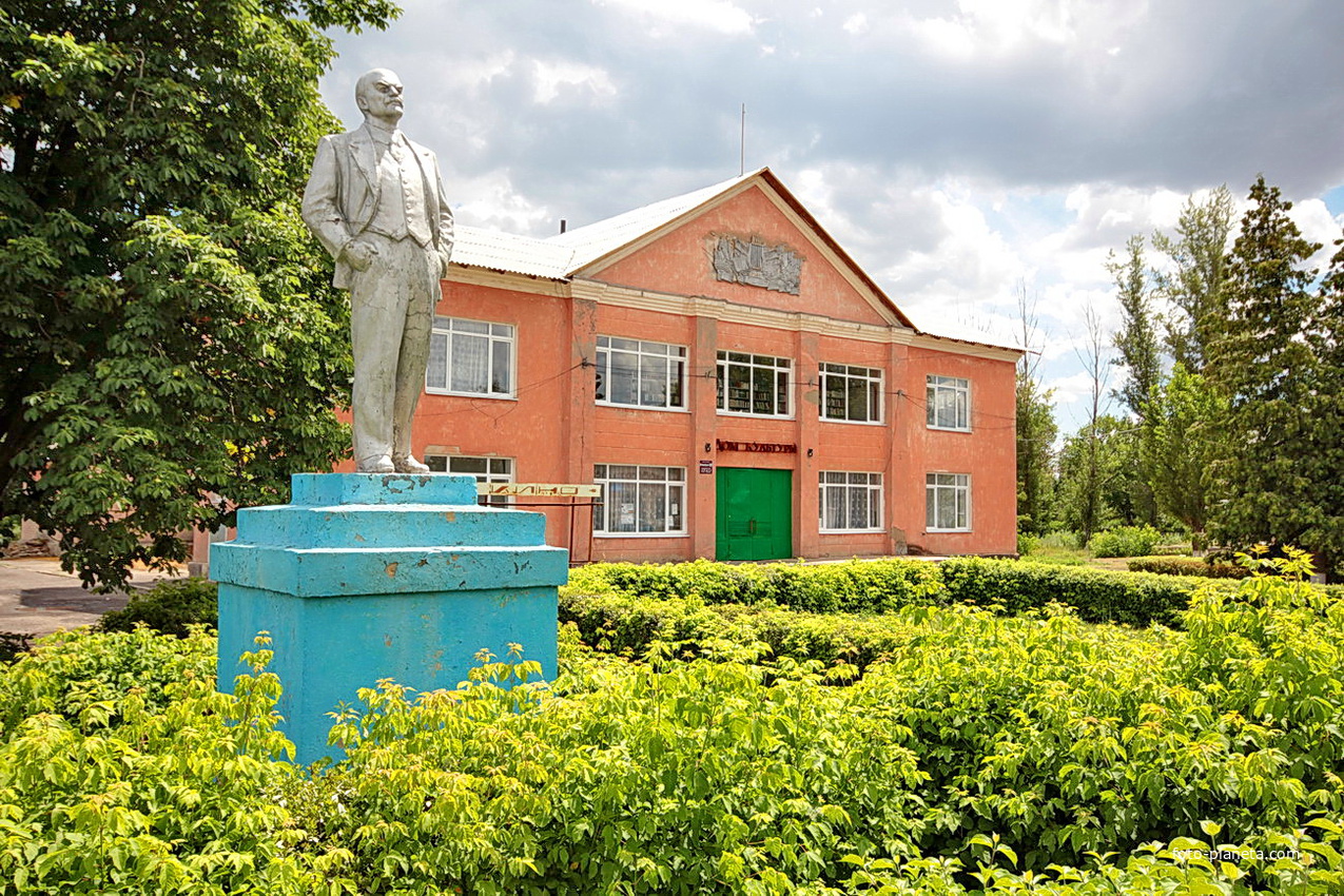Сельский клуб и памятник Ленину