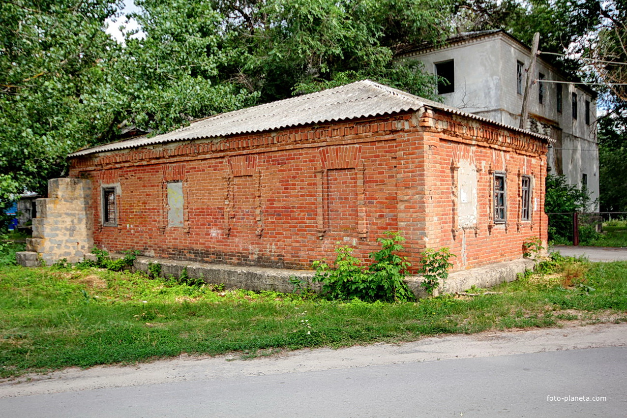старый здание у клуба
