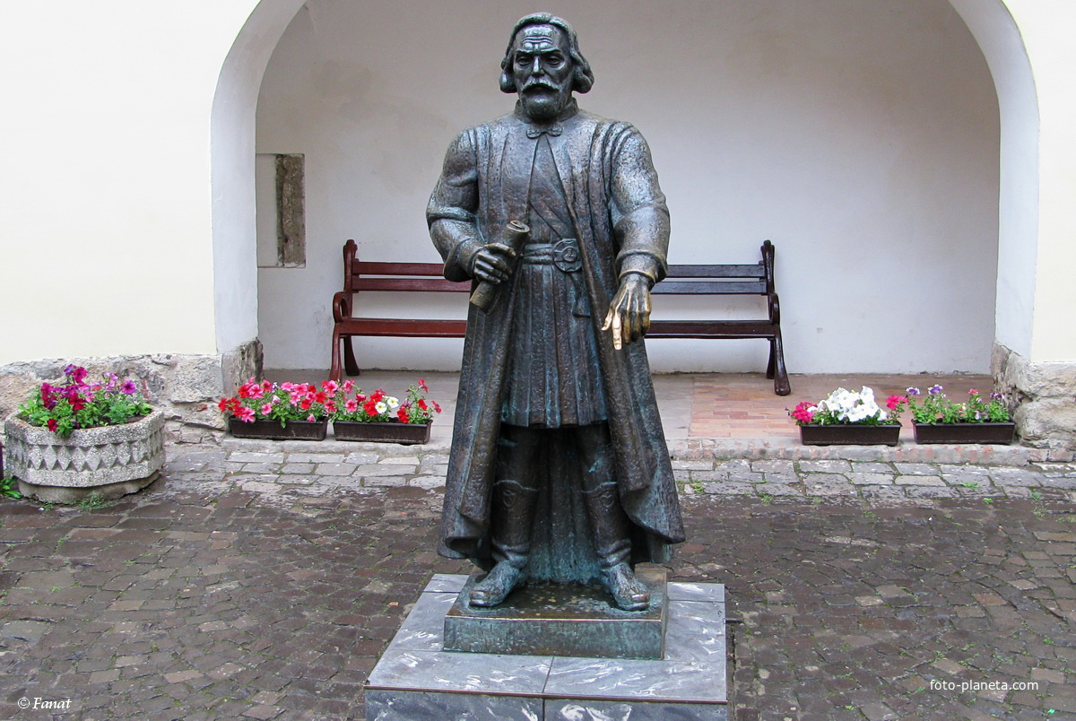 Памятник основателю замка князю Фёдору Кориатовичу