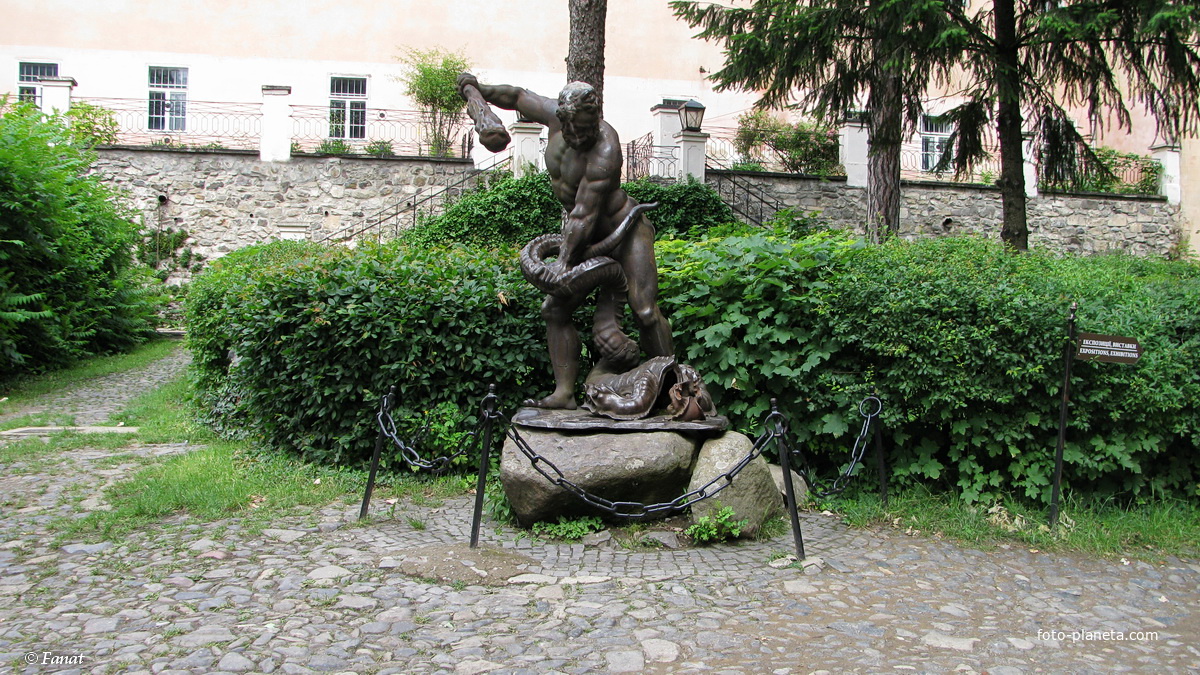 Скульптура Геракла на территории замка