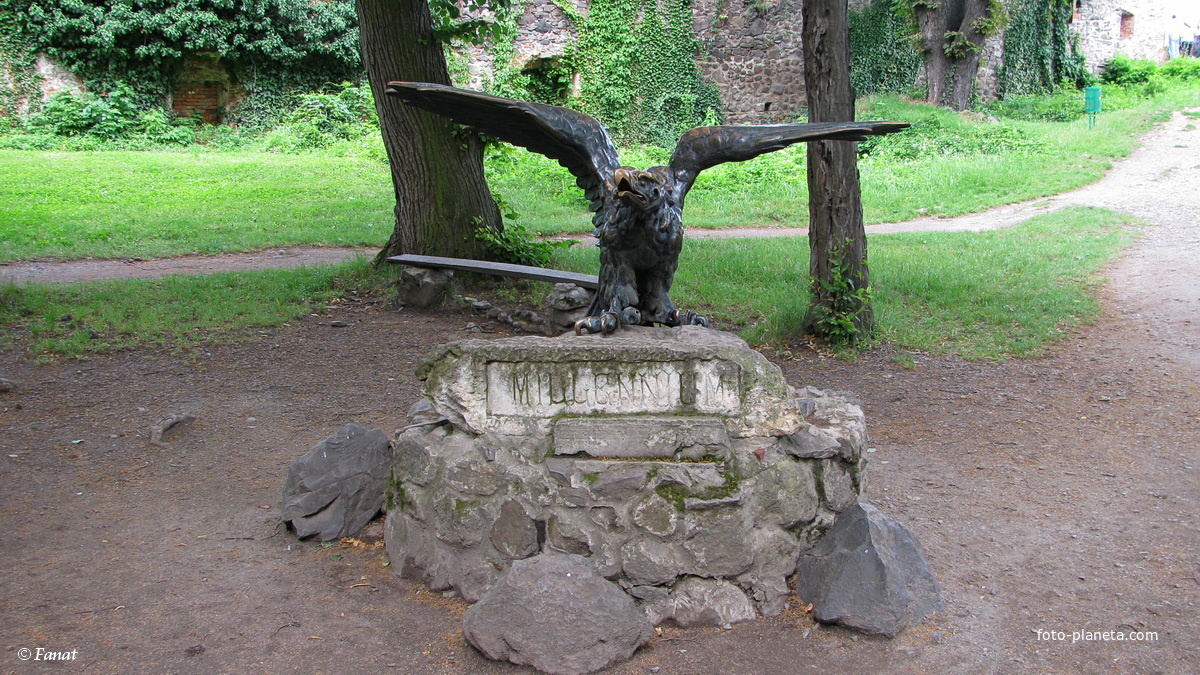 Скульптура Орла на территории замка