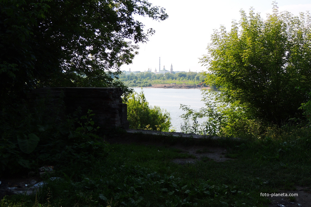 Вид с разрушенной беседки на Старо-Голутвинский монастырь и реку Оку (усадьба Морозовых)