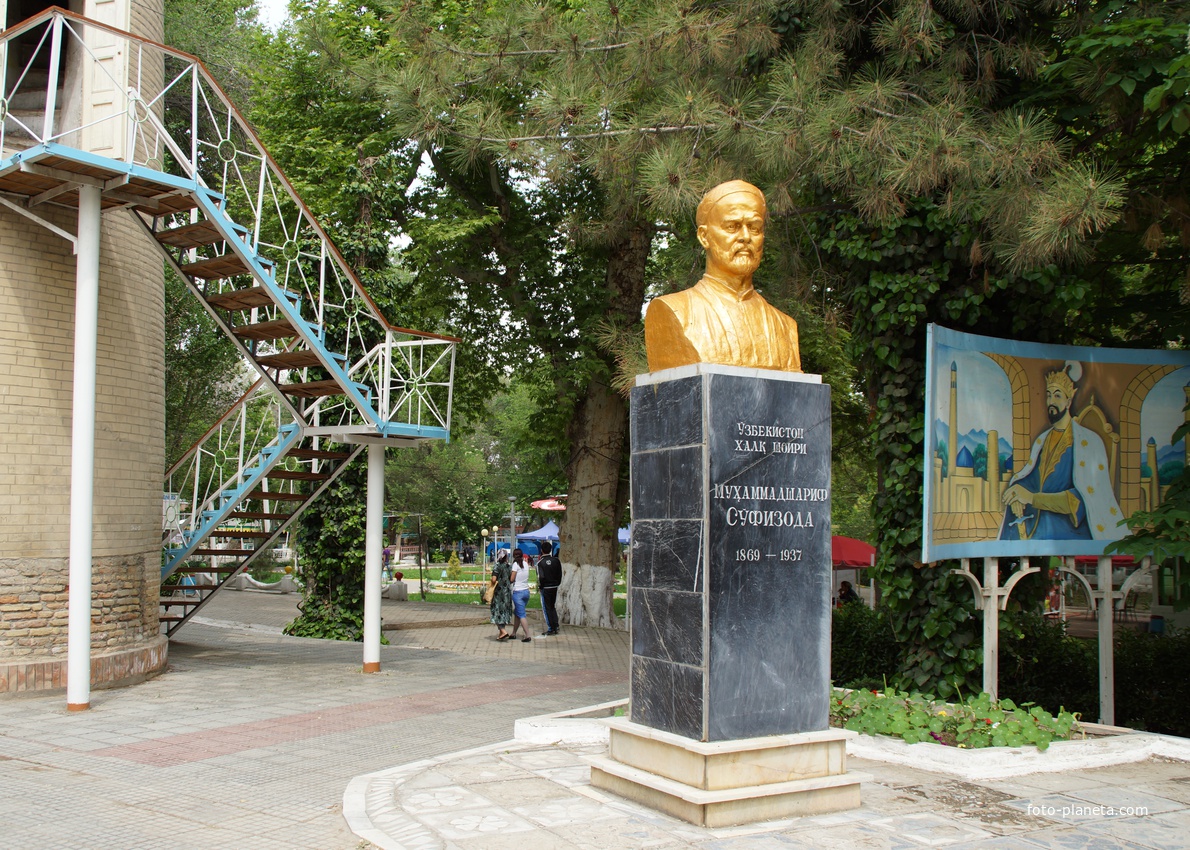Памятник Суфи-заде
