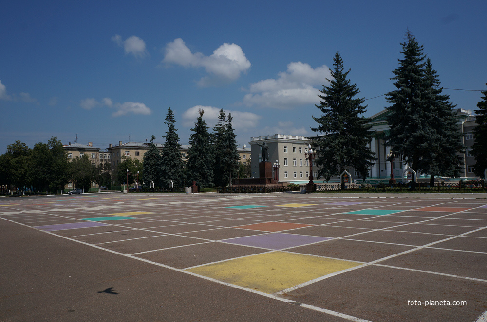 Центральная площадь города, расположена в пешеходной зоне проспекта Победы.