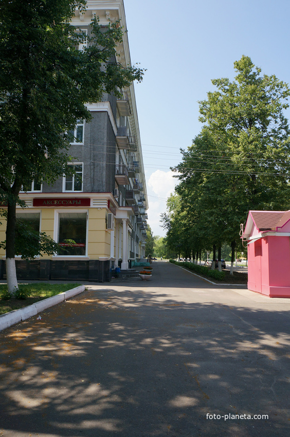 Комсомольская улица, обувной магазин