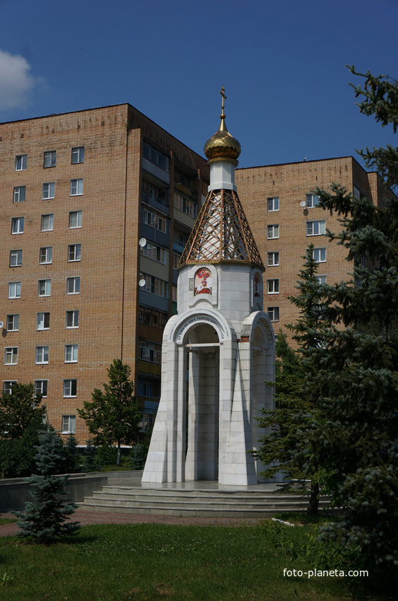 Мраморный монумент в виде часовни