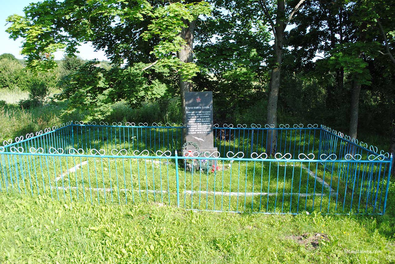 Памятник воинам, погибшим в 1944 году