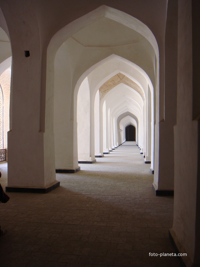 &quot;Готические своды&quot; действующей мечети Калян. Вмещает до 12000 человек.