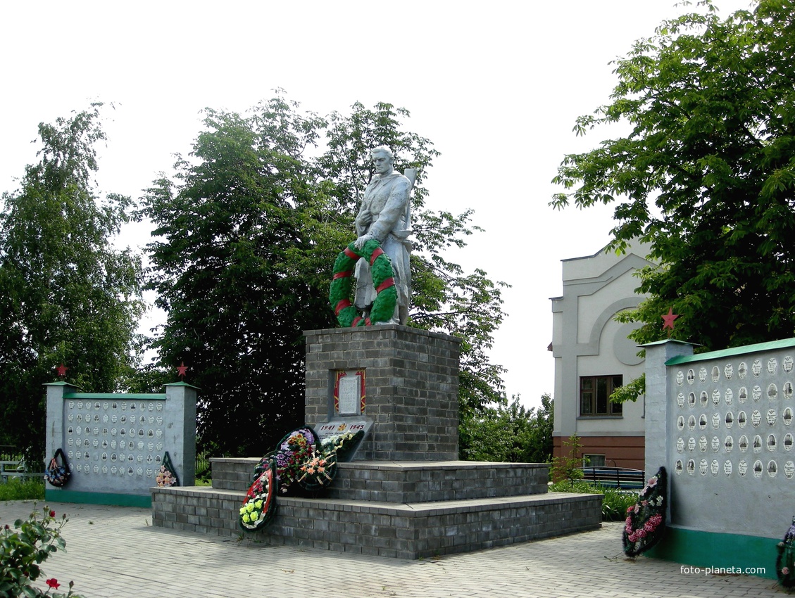 Братская могила 6 советских воинов