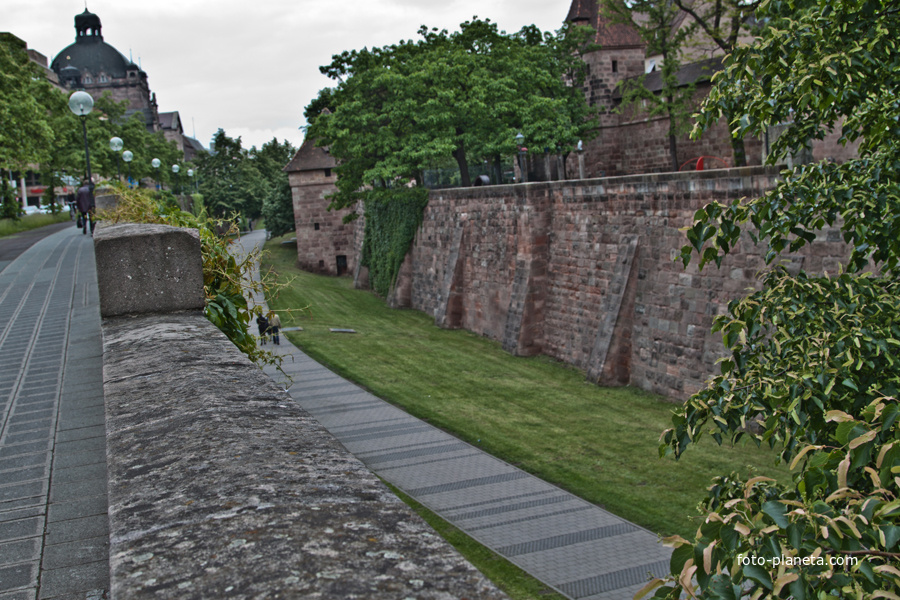 Кожаный клатч конверт. Крепостной ров и вал. Ров с водой вокруг замка. Ров вокруг замка. Клатч из кожи.