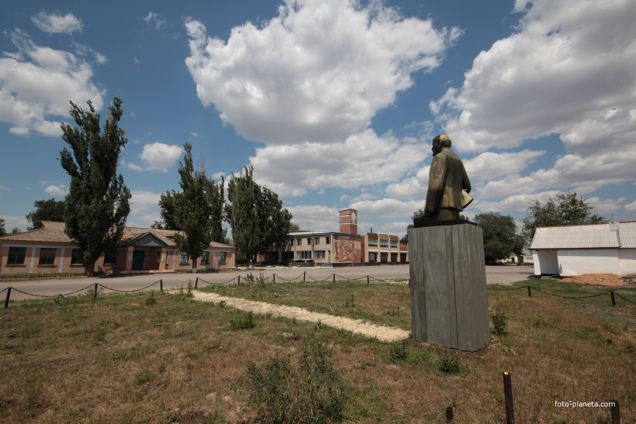 Памятник Ленину в центре