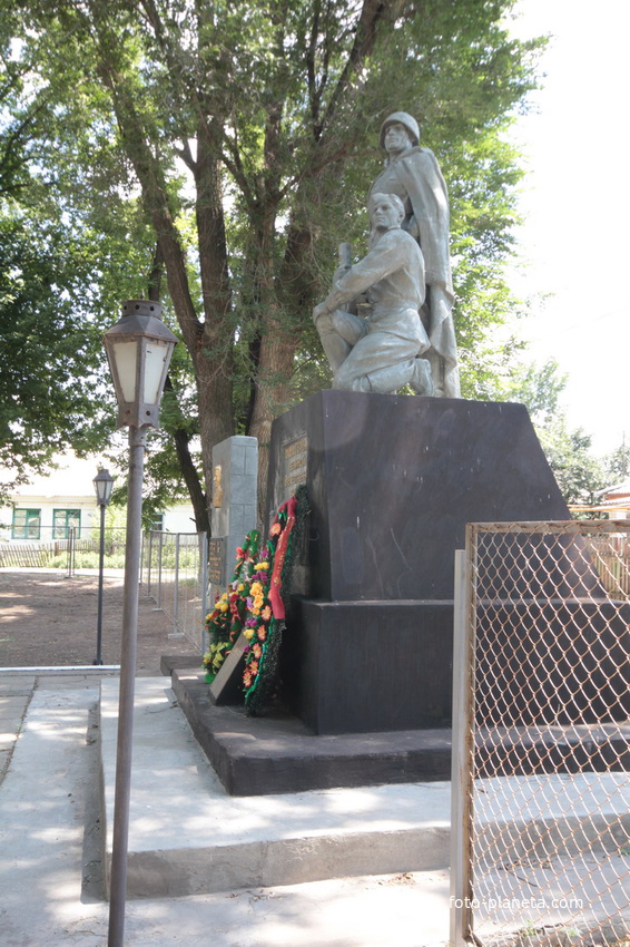 братская могила-мемориал павшим в ВОВ