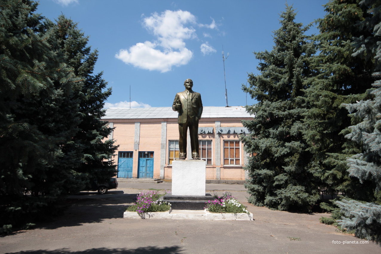 Памятник Ленину у сельского Дома культуры