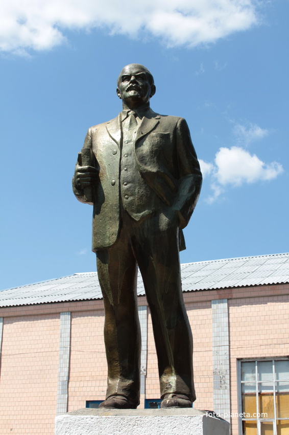Скульптура Ленина на постаменте памятника
