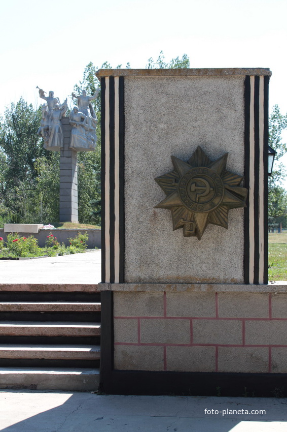 мемориал павшим воинам -правая стела на входе