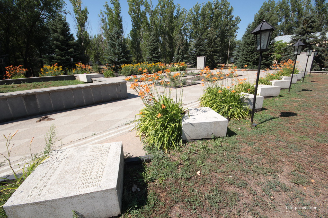 мемориал павшим воинам - мемориальные плиты с именами погибших в ВОВ земляков
