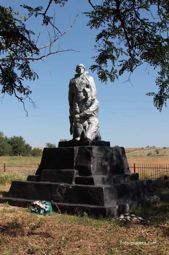 памятник павшим воинам на братской могиле