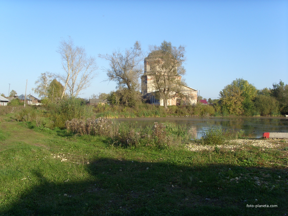 пруд  и  церковь в с. Личадеево