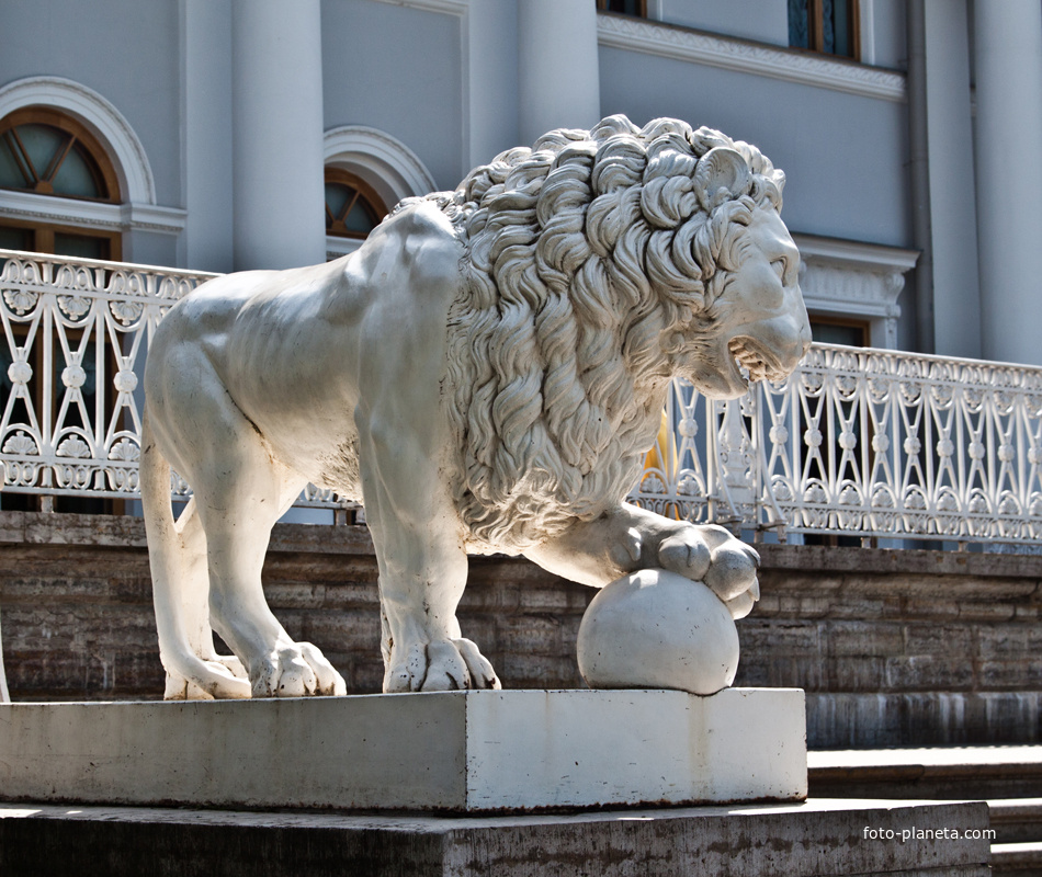 Скульптура льва перед дворцом