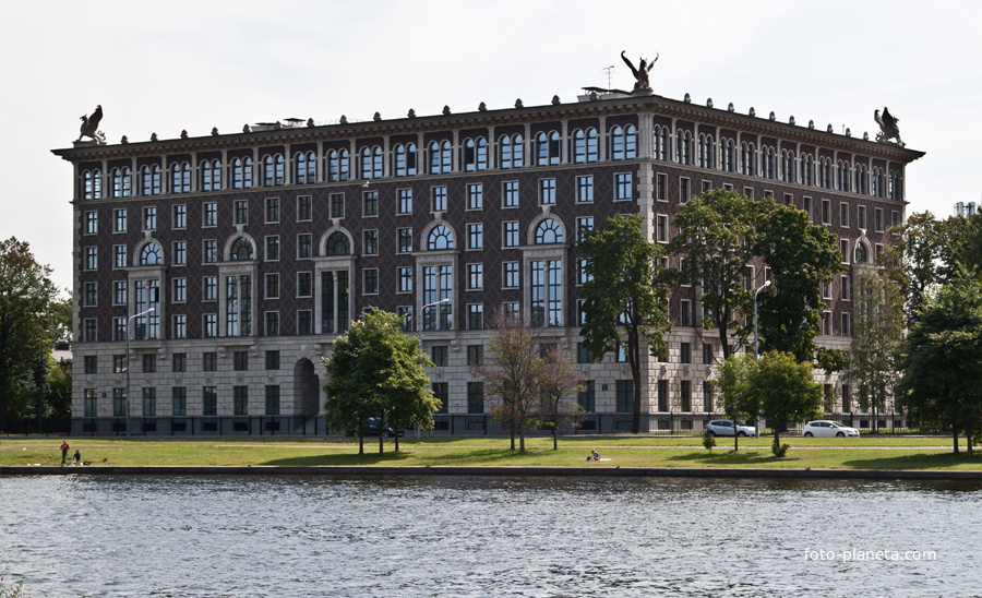 На Константиновском проспекте