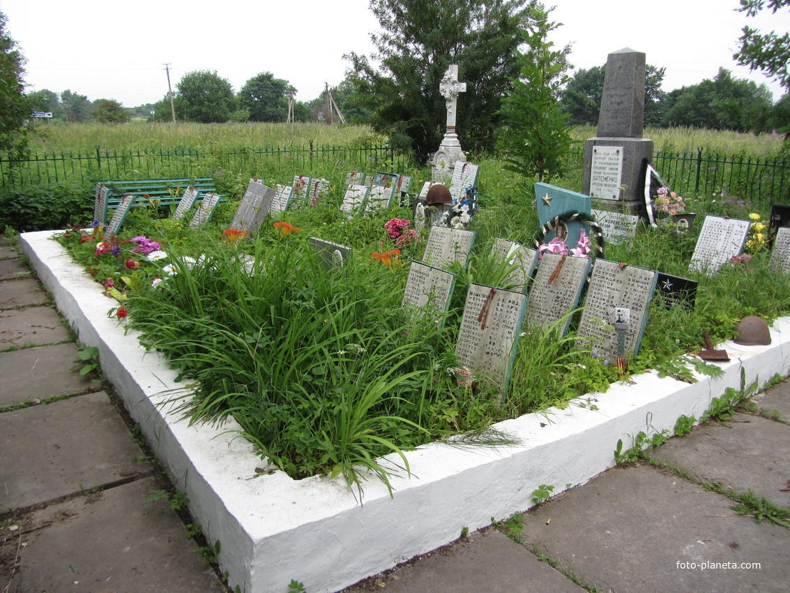 Мемориал - Воинское братское кладбище в деревне Васильково