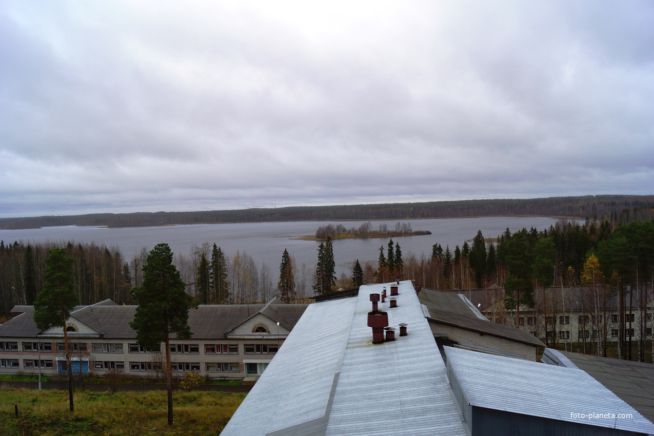 Вид на озеро с главного корпуса санатория. Октябрь.