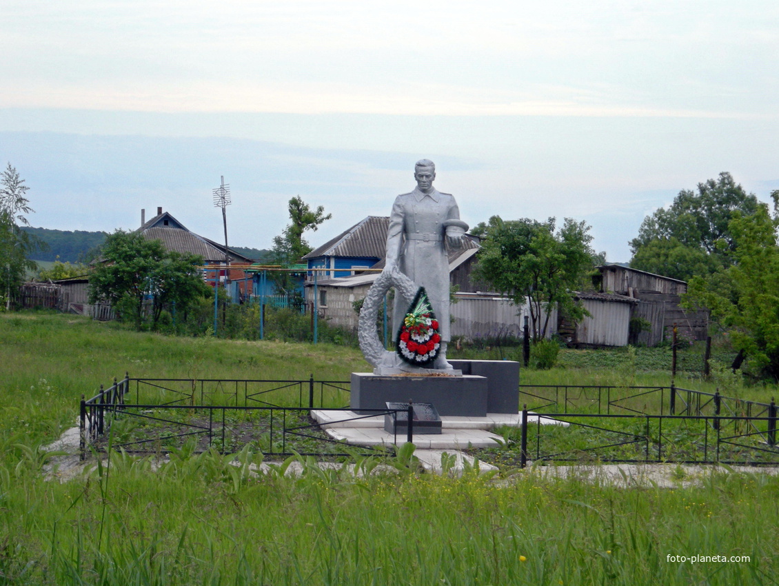 Братская могила 171  советского воина в селе Ушаково