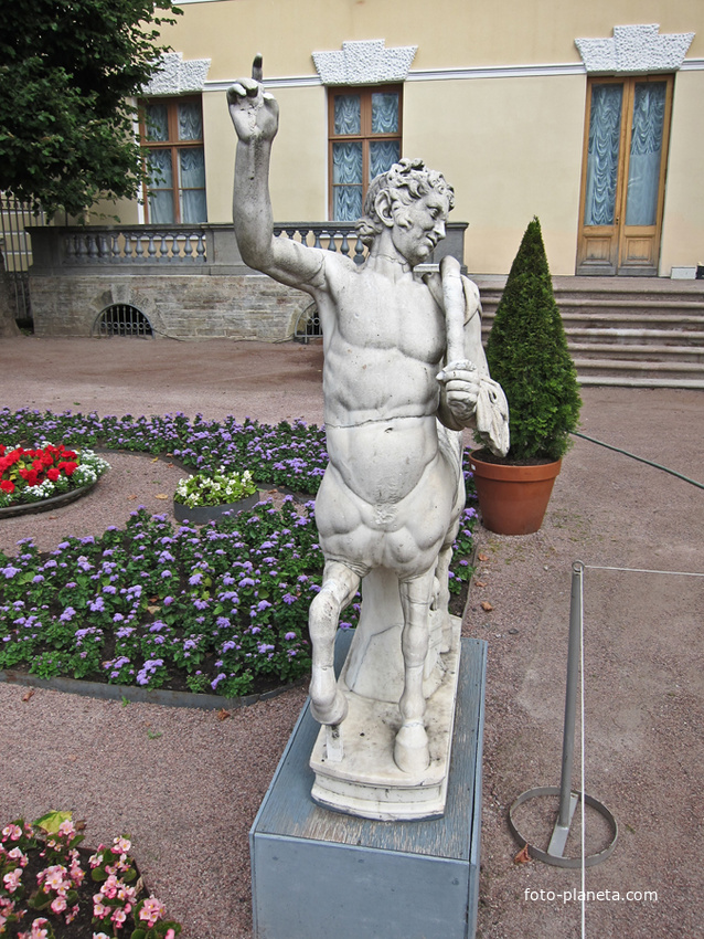 Статуя кентавра