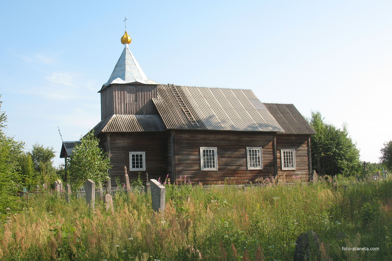 Церковь на деревенском погосте