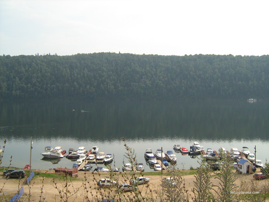 Лодки на водохранилище