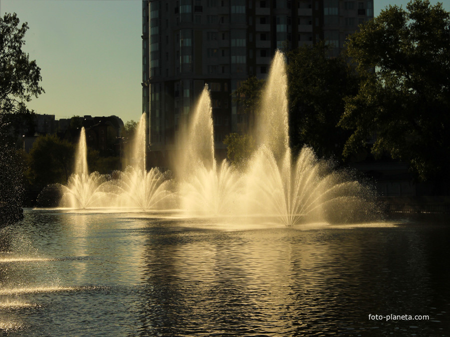 Фонтаны на закате. Комсомольский пруд.
