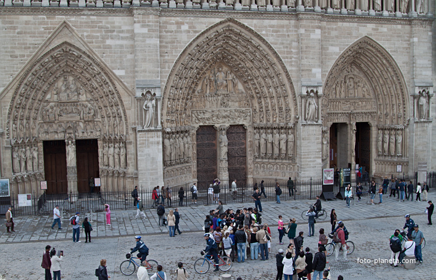 Площадь перед Нотр-Дам