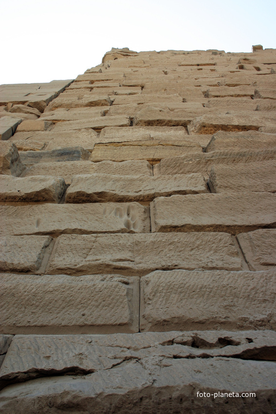 В Карнакском храме, стена
