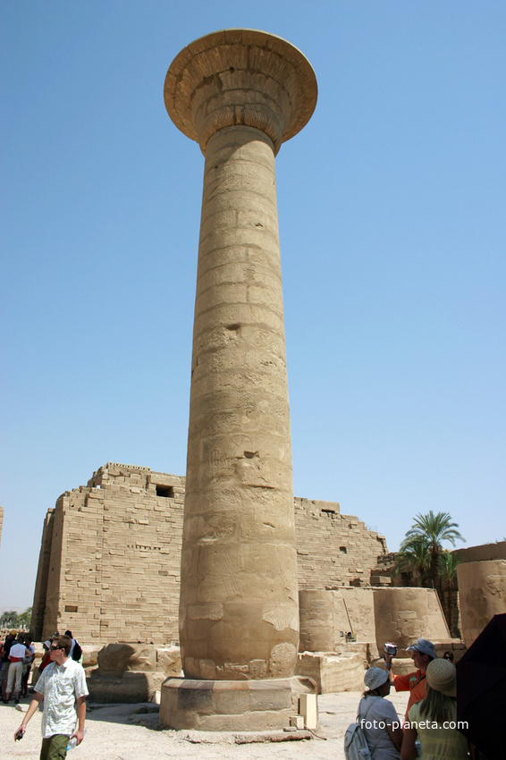 Высокая колонна сделанная в форме папируса