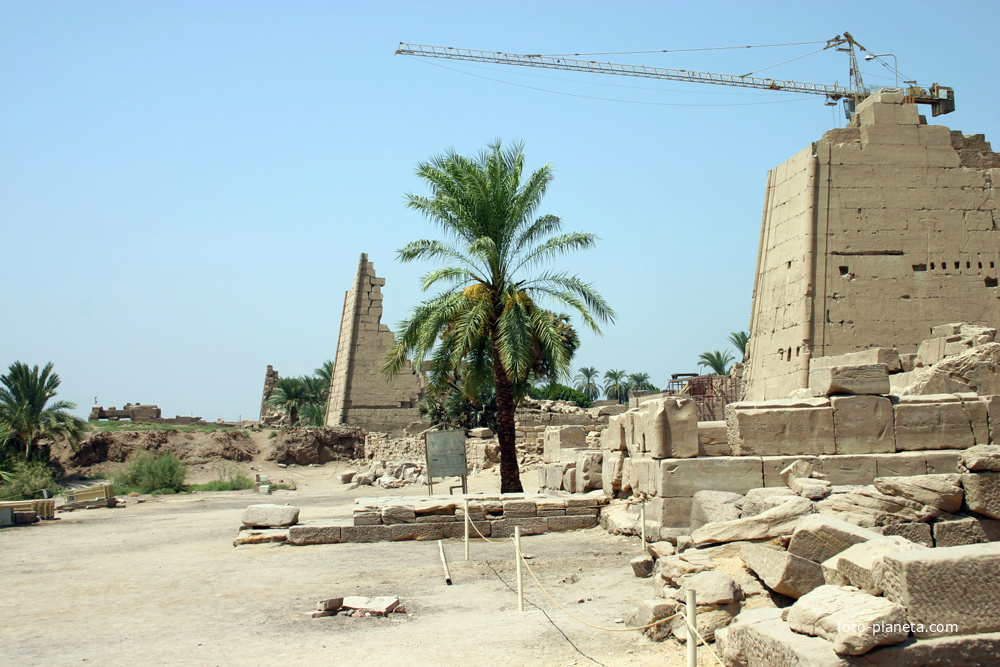 Более разрушенная часть храмового комплекса